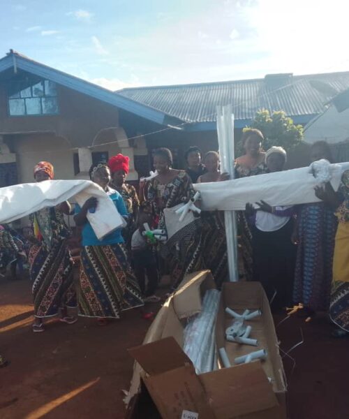 Le député Jules Mathe offre une tente neuve à une association de Mangina