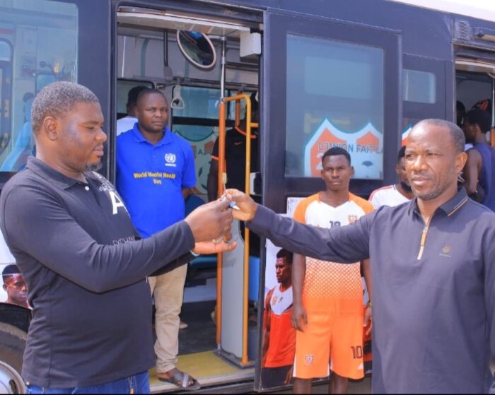 Beni : Charles Karonde transforme son engagement en actions concrètes avec l&rsquo;acquisition d&rsquo;un bus pour l&rsquo;AS Beni-Union