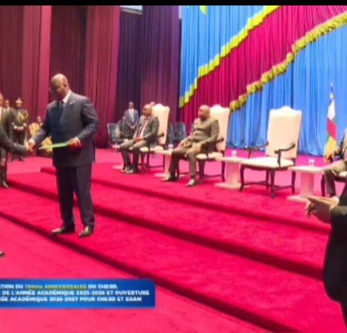 Stratégie et défense: Félix Tshisekedi honore Nzanzu Kasivita, lauréat de la 11ᵉ promotion du CHESD