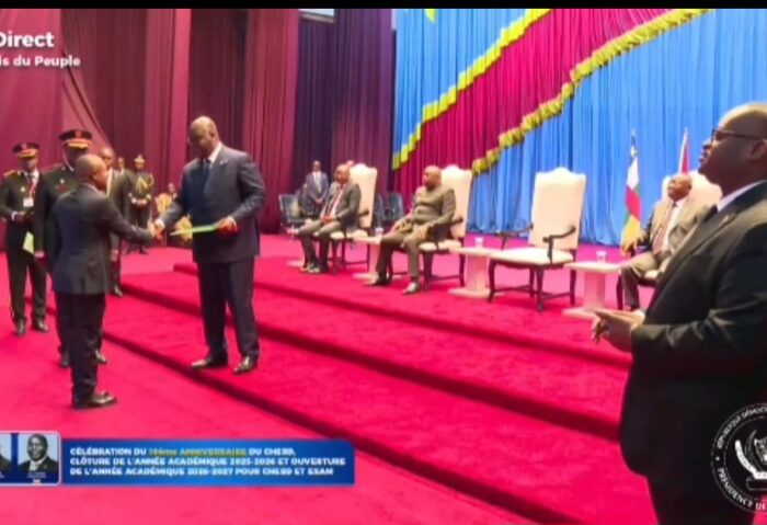 Stratégie et défense: Félix Tshisekedi honore Nzanzu Kasivita, lauréat de la 11ᵉ promotion du CHESD
