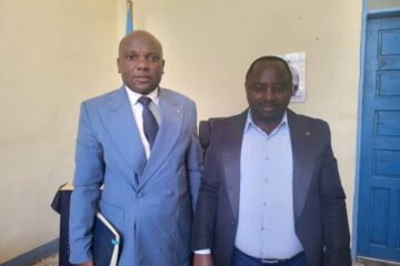 Oïcha : l’ancien député Mathe Mathieu échange avec le maire Faustin Siluhwere sur l’avenir de la ville