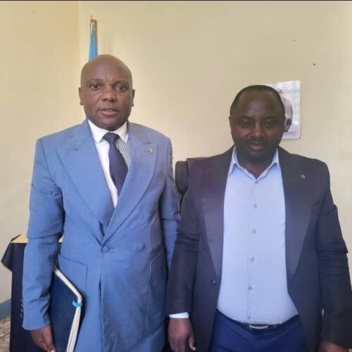 Oïcha : l’ancien député Mathe Mathieu échange avec le maire Faustin Siluhwere sur l’avenir de la ville