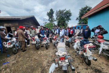 Nord-Kivu : l’ONG High Dream, avec le financement de la MONUSCO à travers sa section des Affaires civiles remet 16 motos aux chefs de base de Ruwenzori, Lume, Bulongo et Kasindi pour renforcer la sécurité