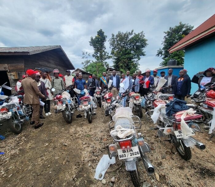 Nord-Kivu : l’ONG High Dream, avec le financement de la MONUSCO à travers sa section des Affaires civiles remet 16 motos aux chefs de base de Ruwenzori, Lume, Bulongo et Kasindi pour renforcer la sécurité